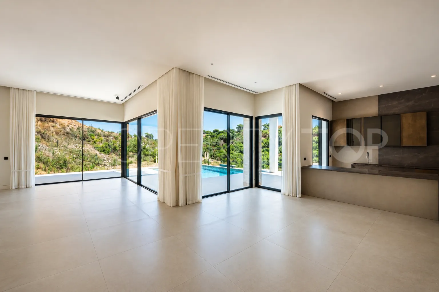 4 bedrooms villa for sale in Elviria