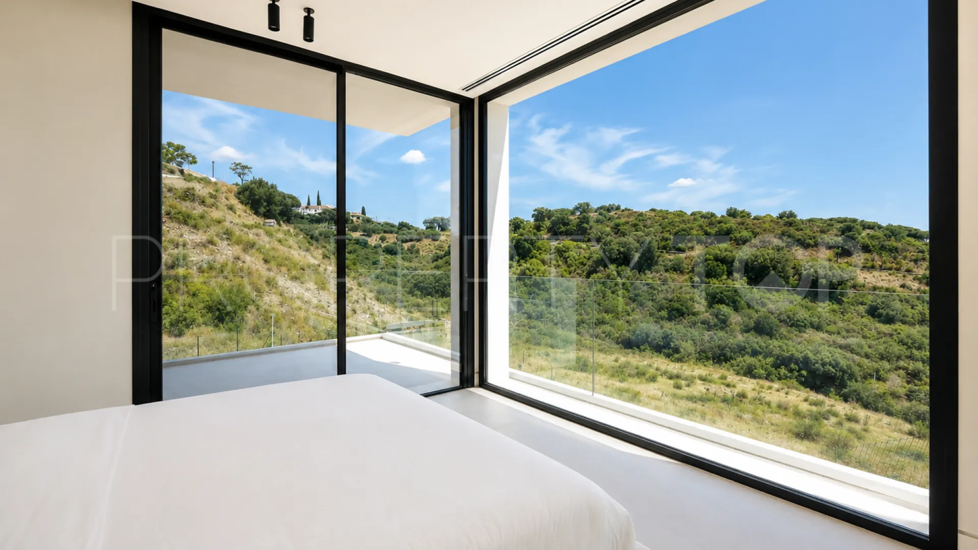 4 bedrooms villa for sale in Elviria