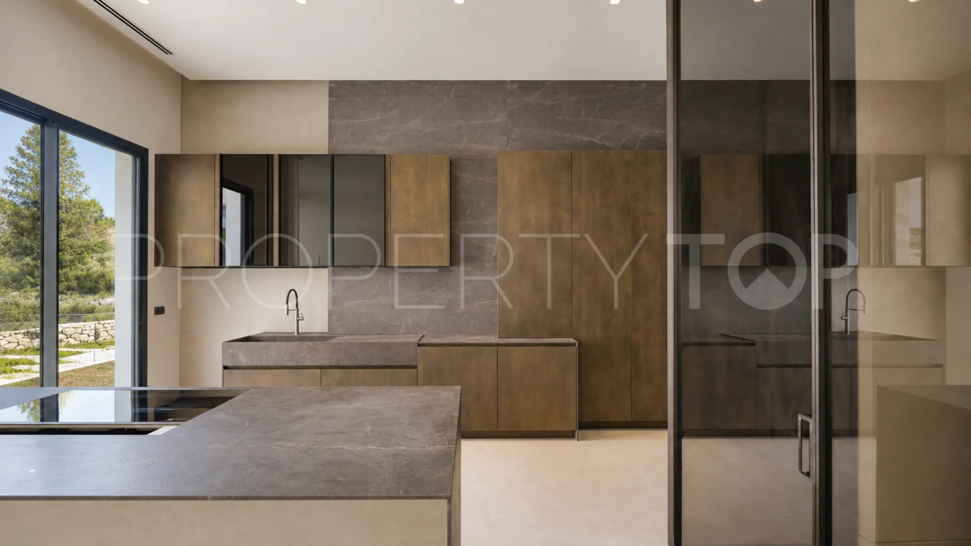 4 bedrooms villa for sale in Elviria