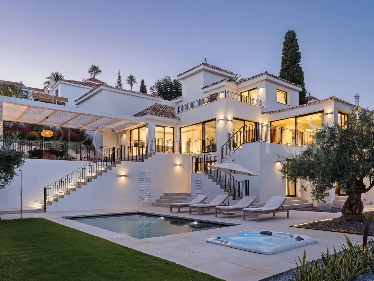For sale villa in Los Naranjos Hill Club with 4 bedrooms