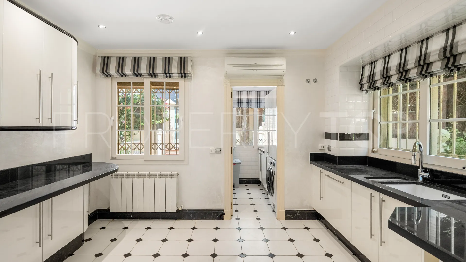 For sale Cortijo Blanco 5 bedrooms villa