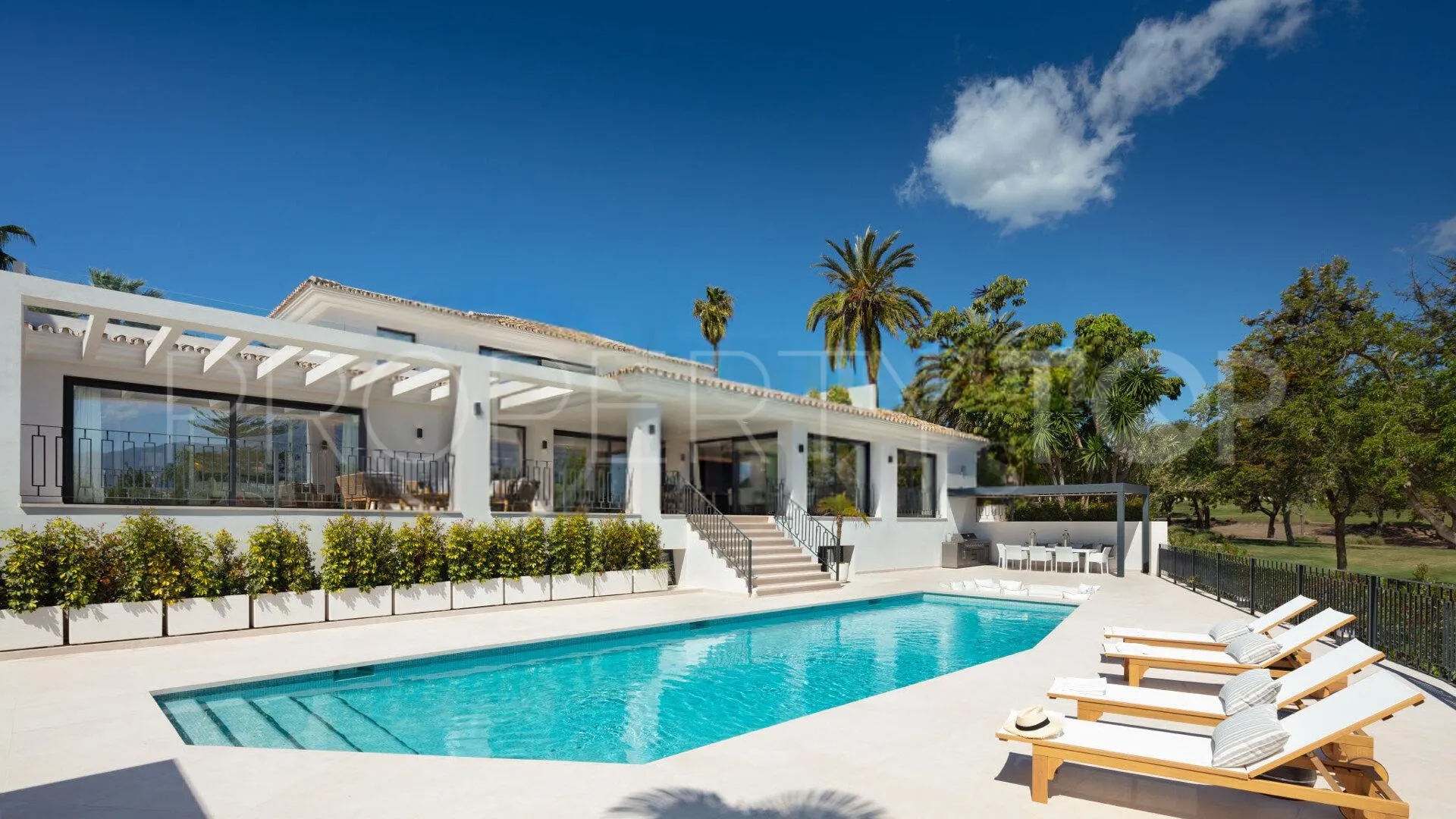 For sale villa in Nueva Andalucia with 5 bedrooms