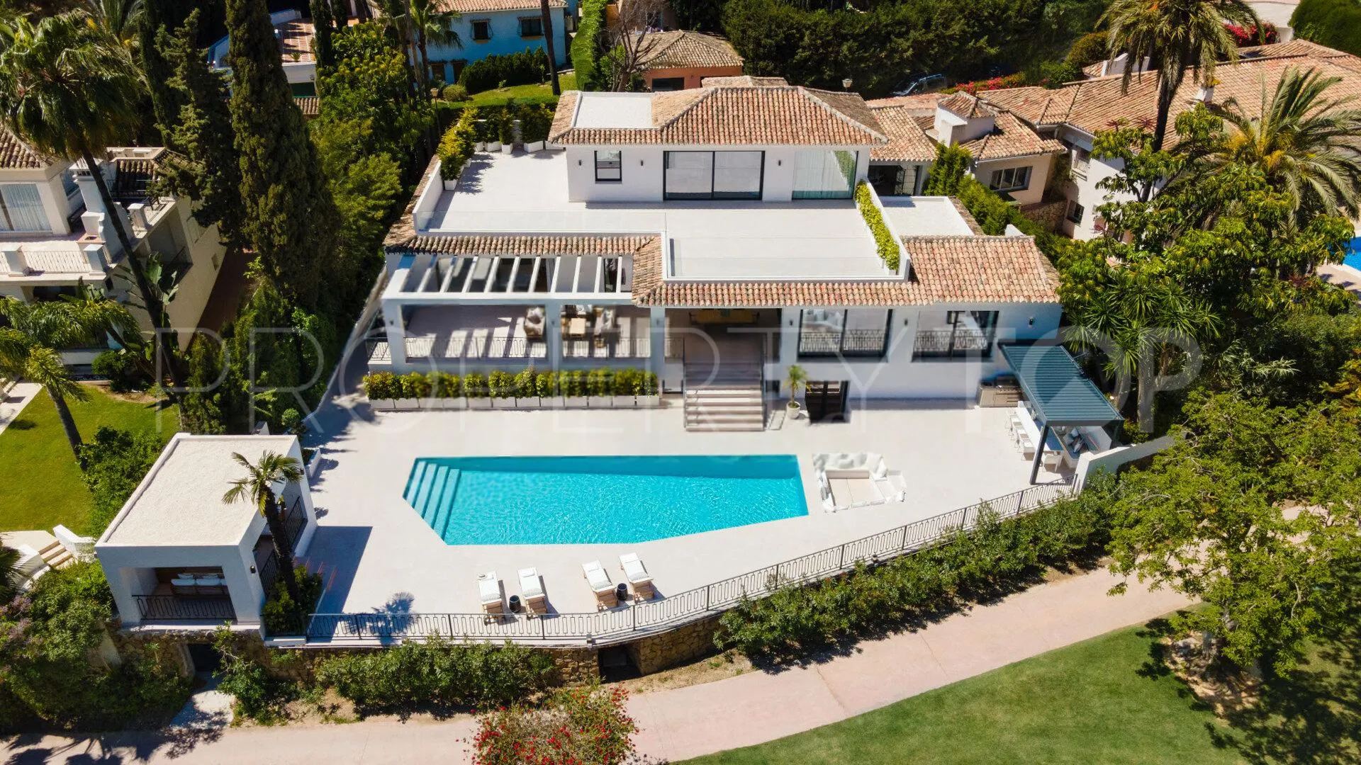 For sale villa in Nueva Andalucia with 5 bedrooms