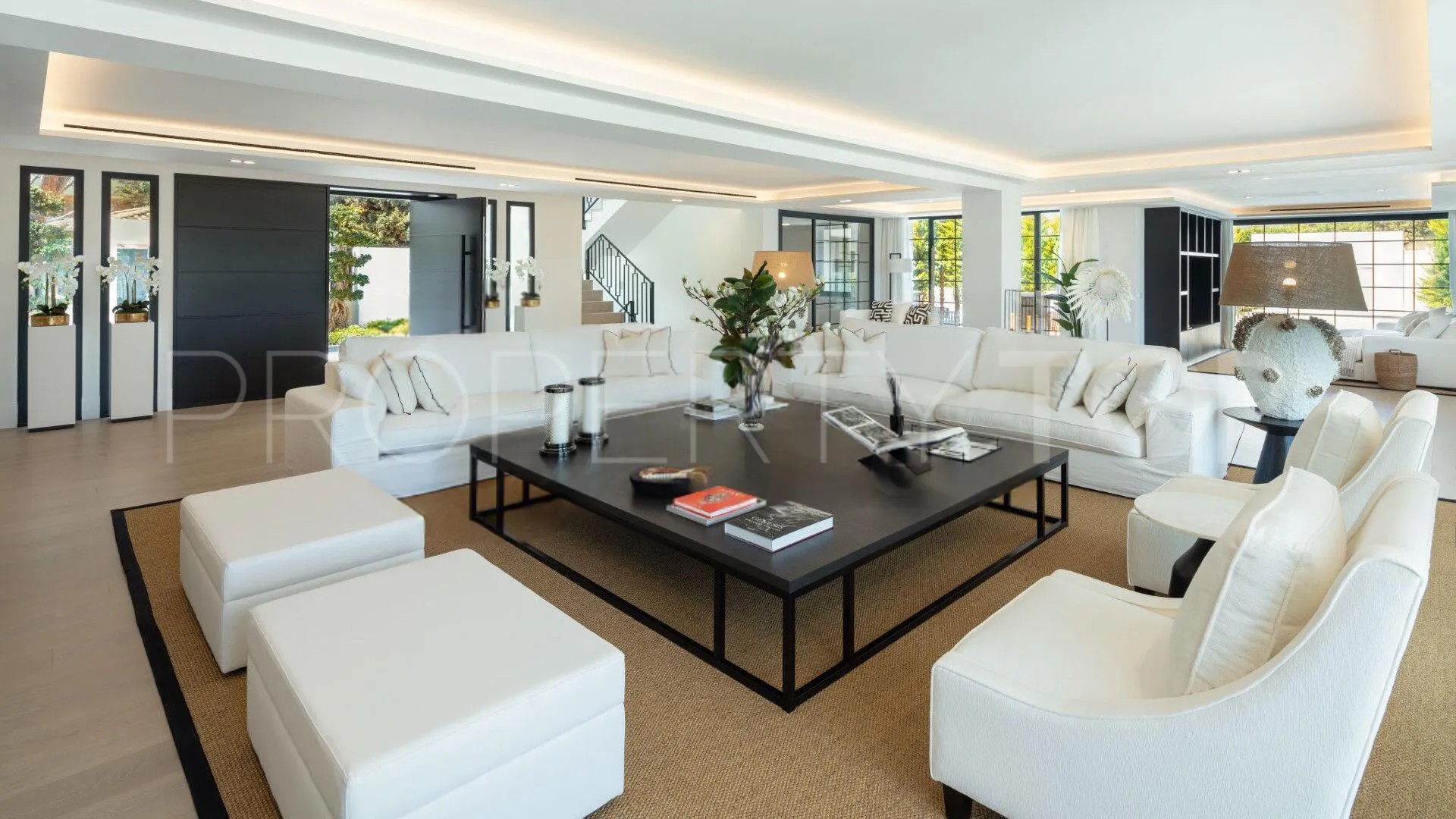 For sale villa in Nueva Andalucia with 5 bedrooms