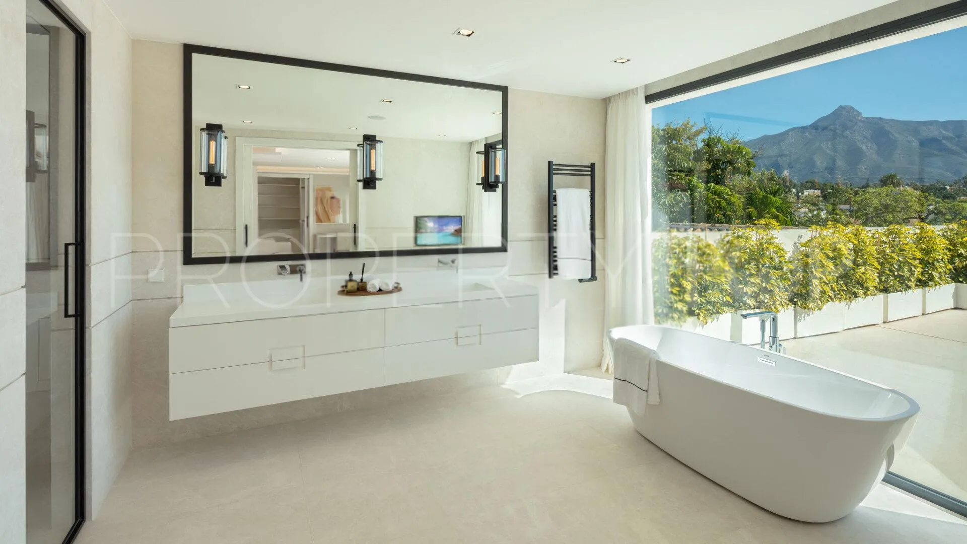 For sale villa in Nueva Andalucia with 5 bedrooms