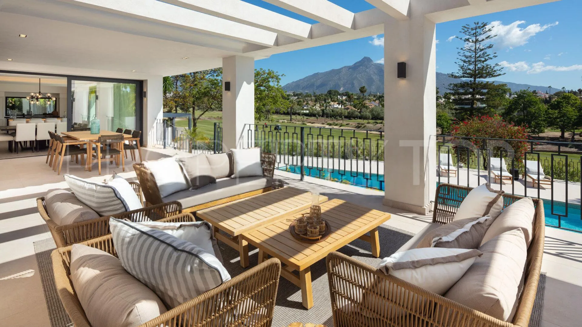 For sale villa in Nueva Andalucia with 5 bedrooms