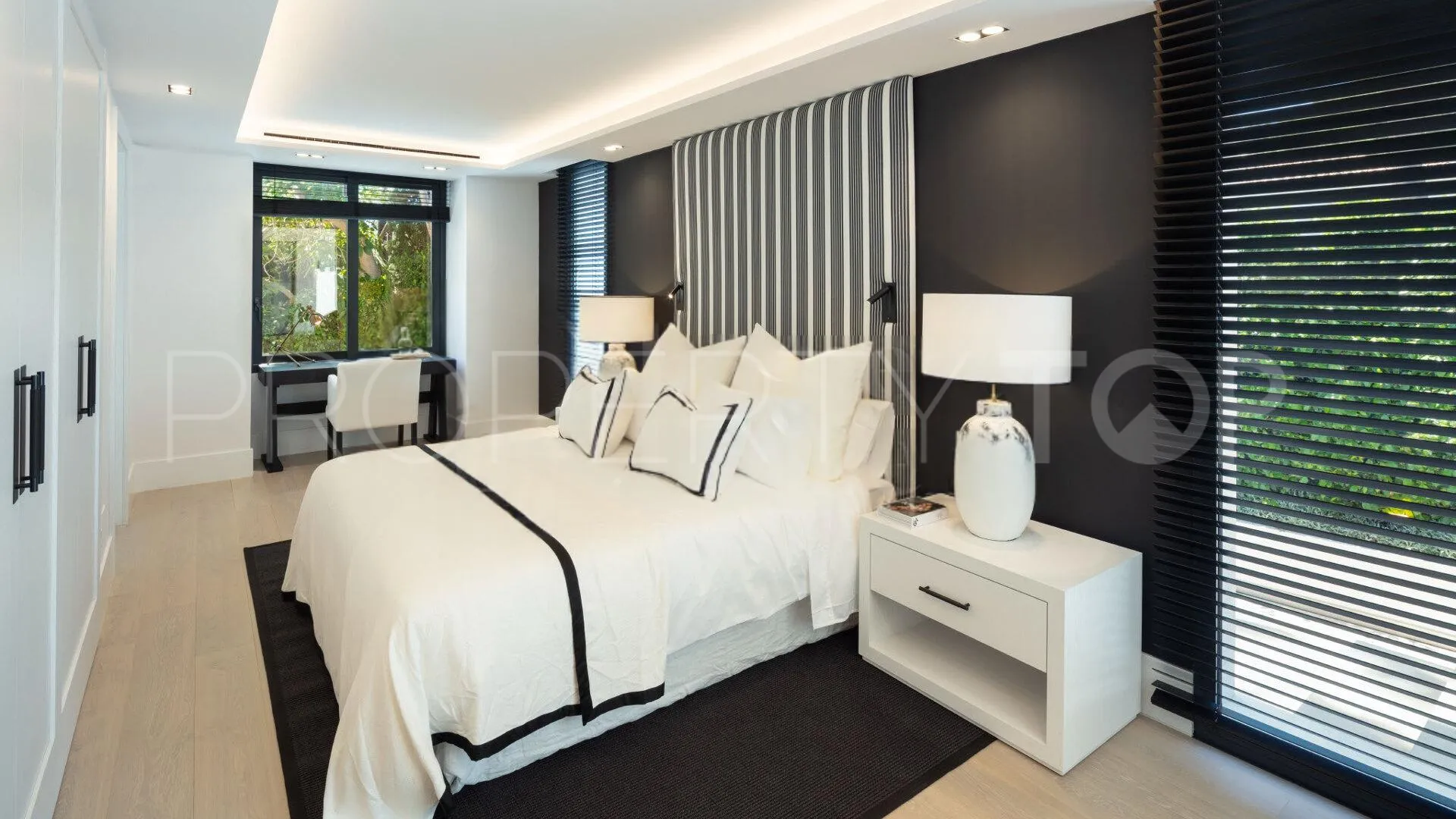 For sale villa in Nueva Andalucia with 5 bedrooms