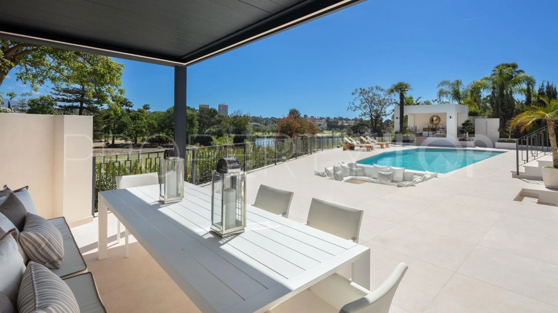 For sale villa in Nueva Andalucia with 5 bedrooms