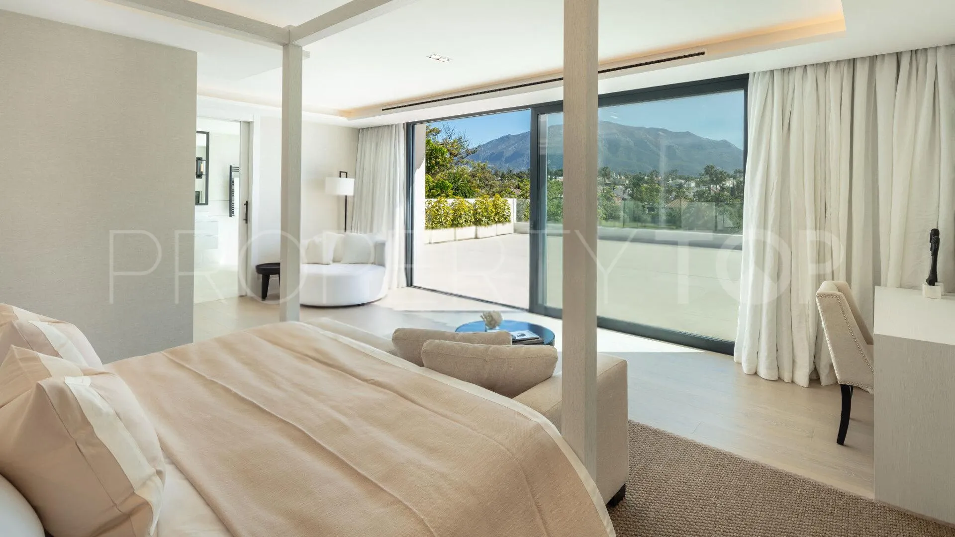 For sale villa in Nueva Andalucia with 5 bedrooms