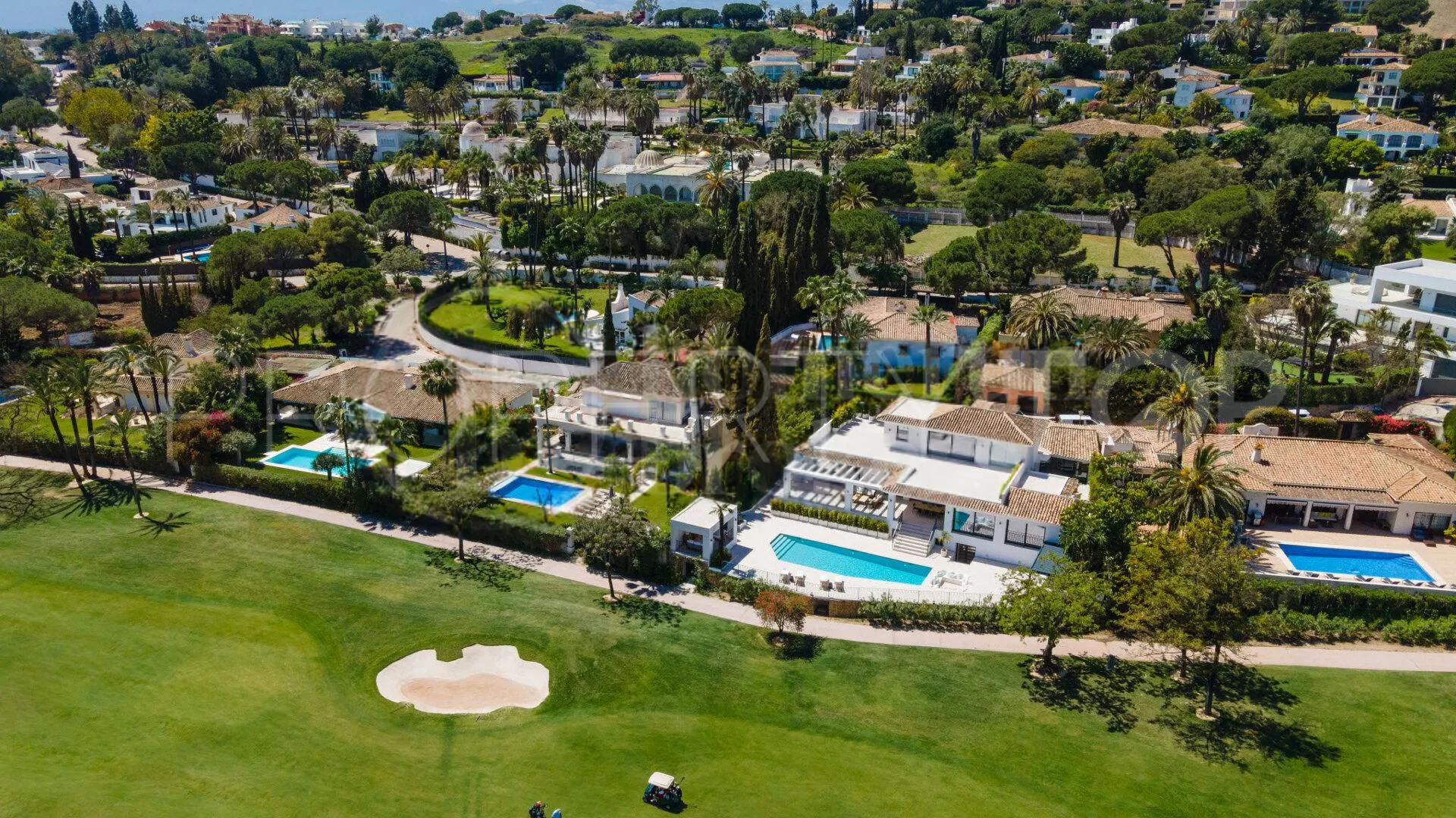 For sale villa in Nueva Andalucia with 5 bedrooms