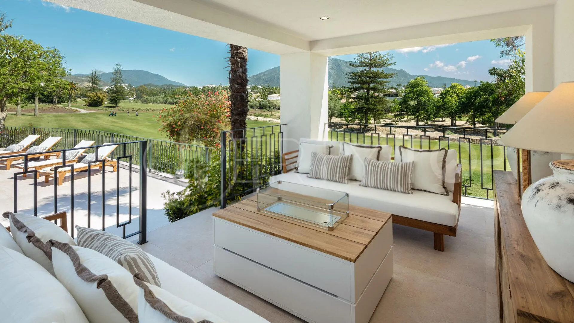 For sale villa in Nueva Andalucia with 5 bedrooms