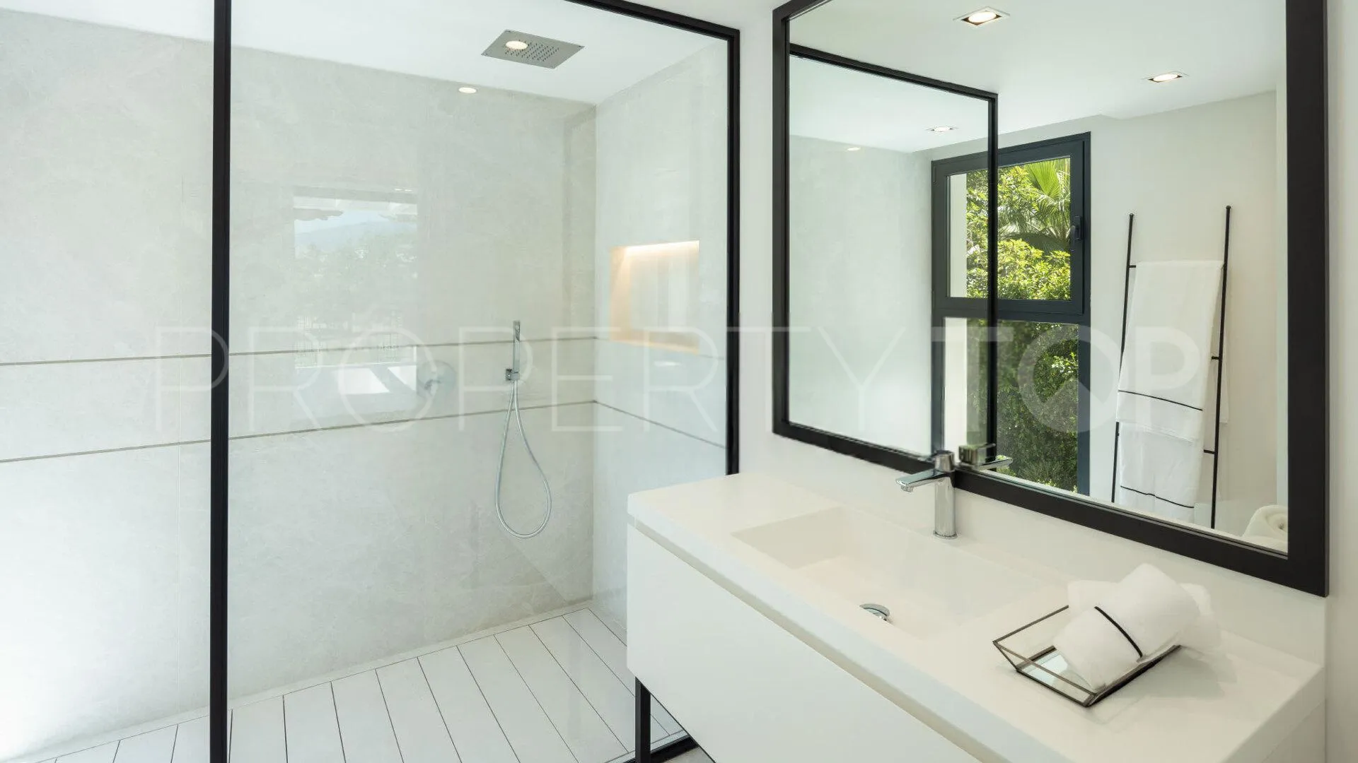 For sale villa in Nueva Andalucia with 5 bedrooms
