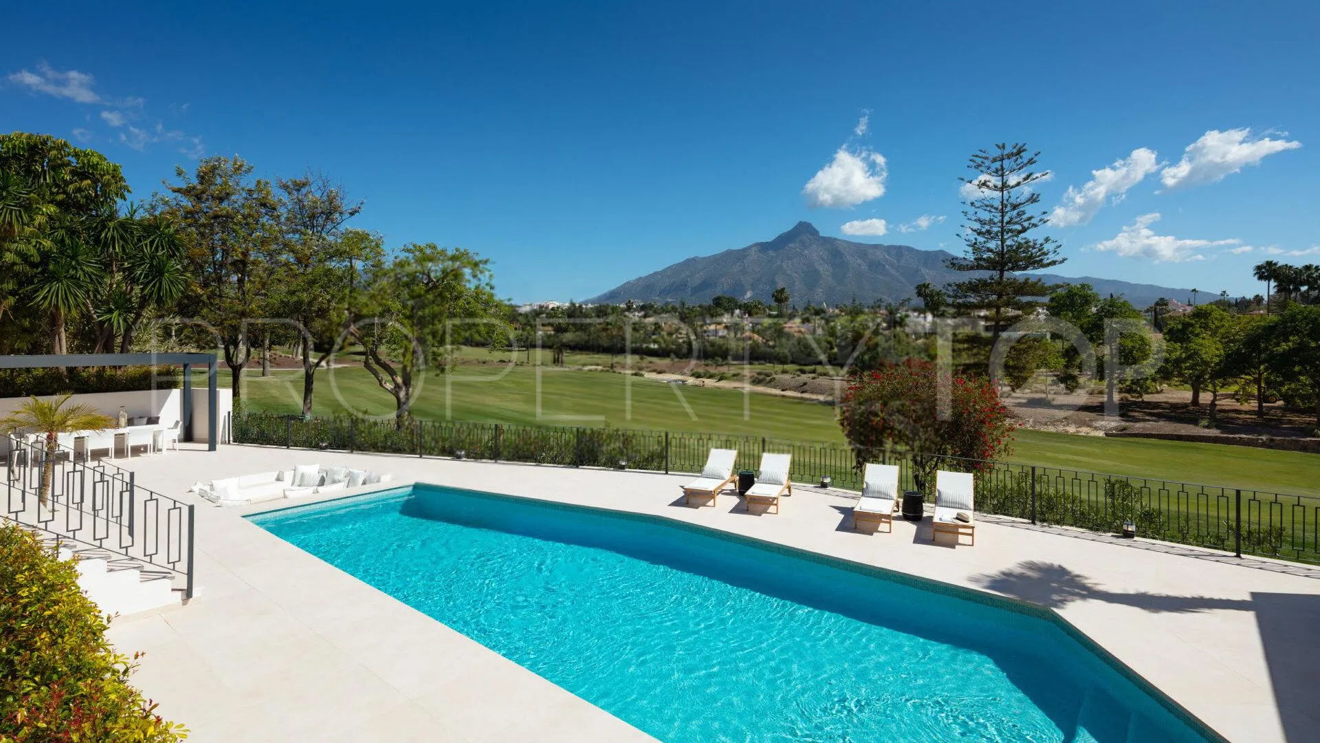 For sale villa in Nueva Andalucia with 5 bedrooms