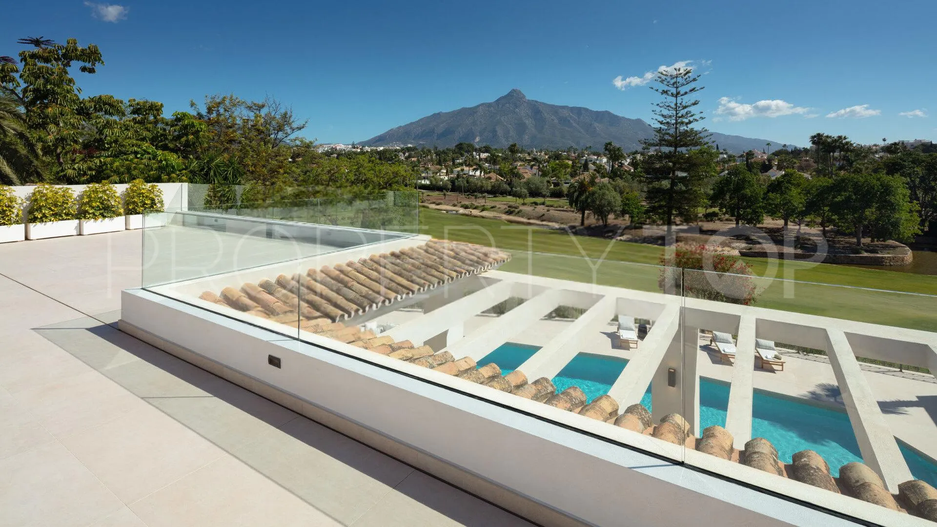 For sale villa in Nueva Andalucia with 5 bedrooms