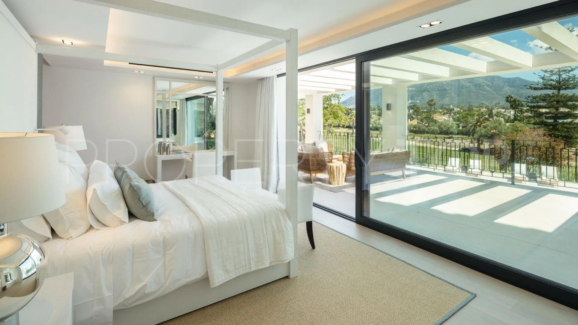 For sale villa in Nueva Andalucia with 5 bedrooms
