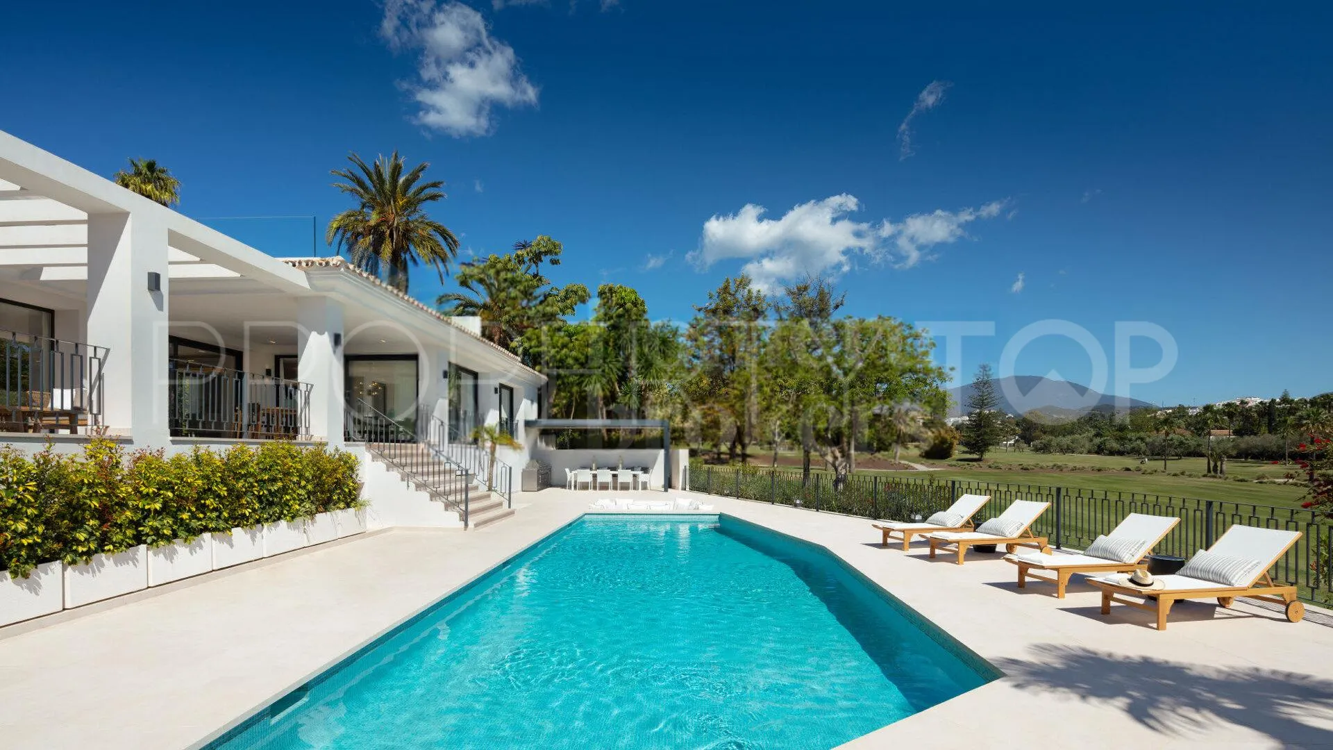For sale villa in Nueva Andalucia with 5 bedrooms