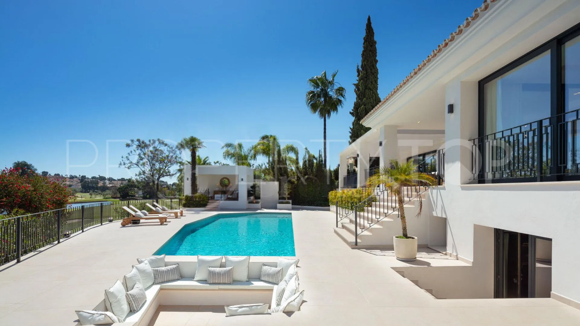 For sale villa in Nueva Andalucia with 5 bedrooms