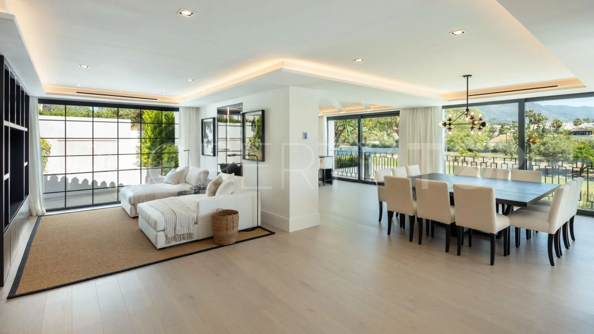 For sale villa in Nueva Andalucia with 5 bedrooms