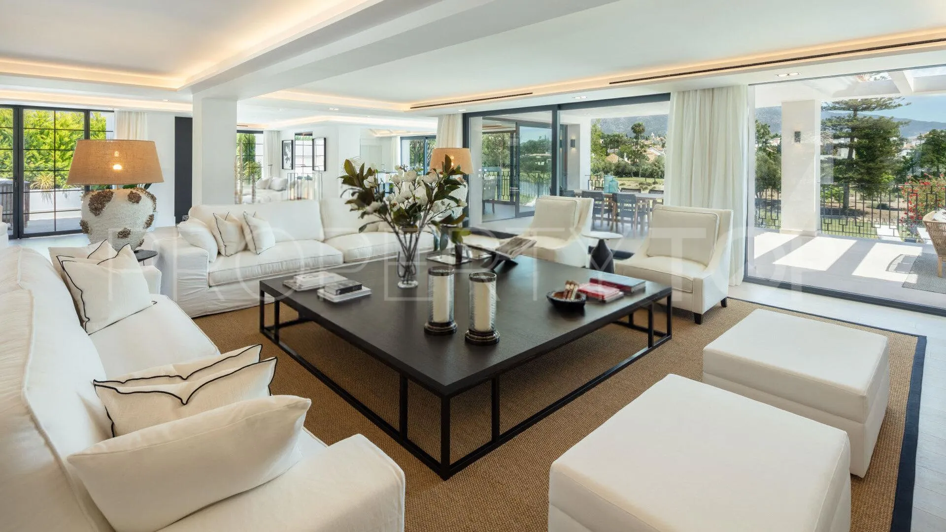 For sale villa in Nueva Andalucia with 5 bedrooms