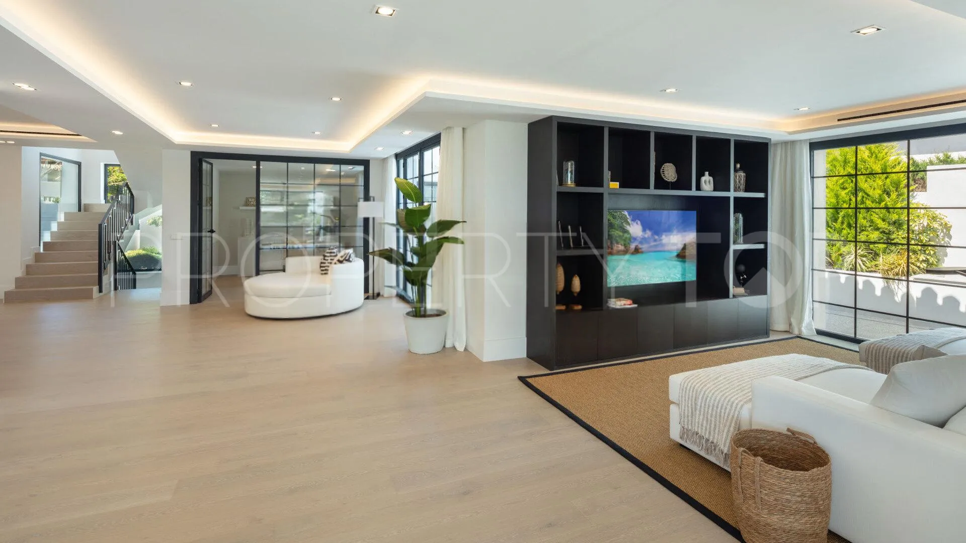 For sale villa in Nueva Andalucia with 5 bedrooms