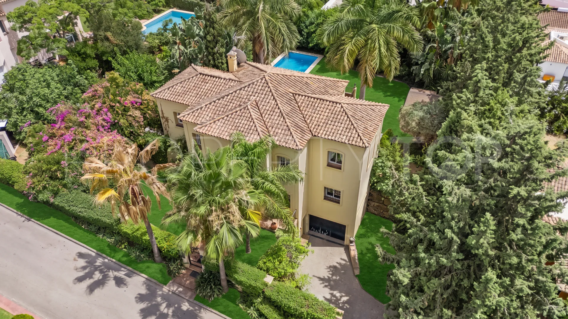 Comprar villa en Nueva Andalucia de 5 dormitorios