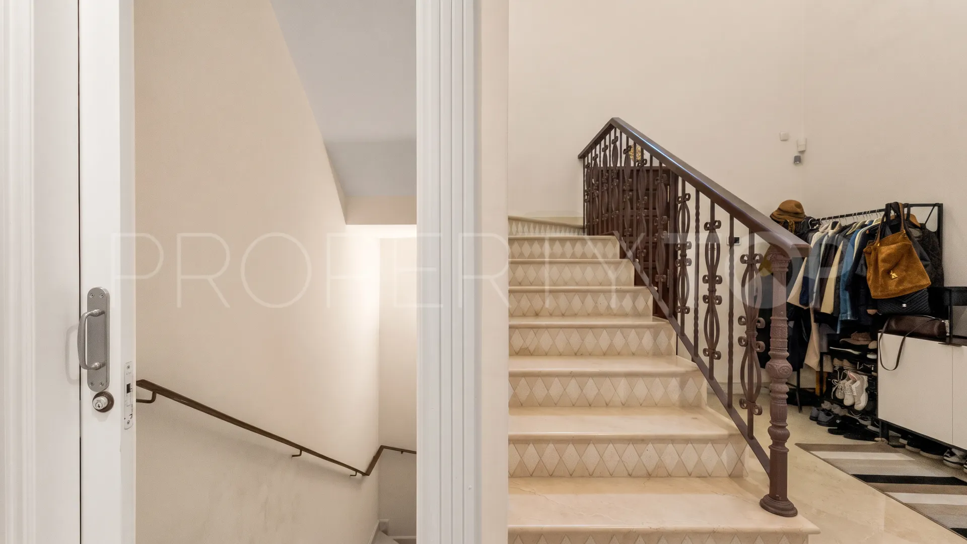 Comprar villa en Nueva Andalucia de 5 dormitorios