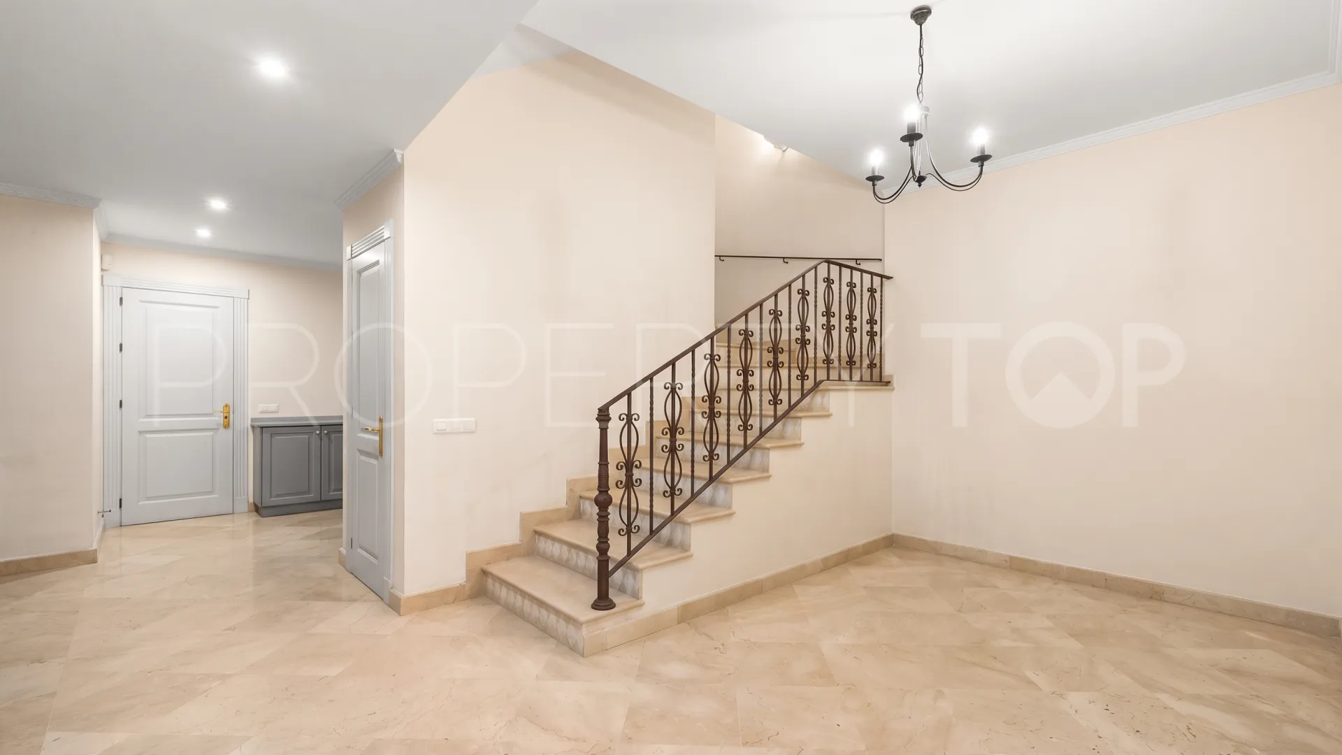 Comprar villa en Nueva Andalucia de 5 dormitorios