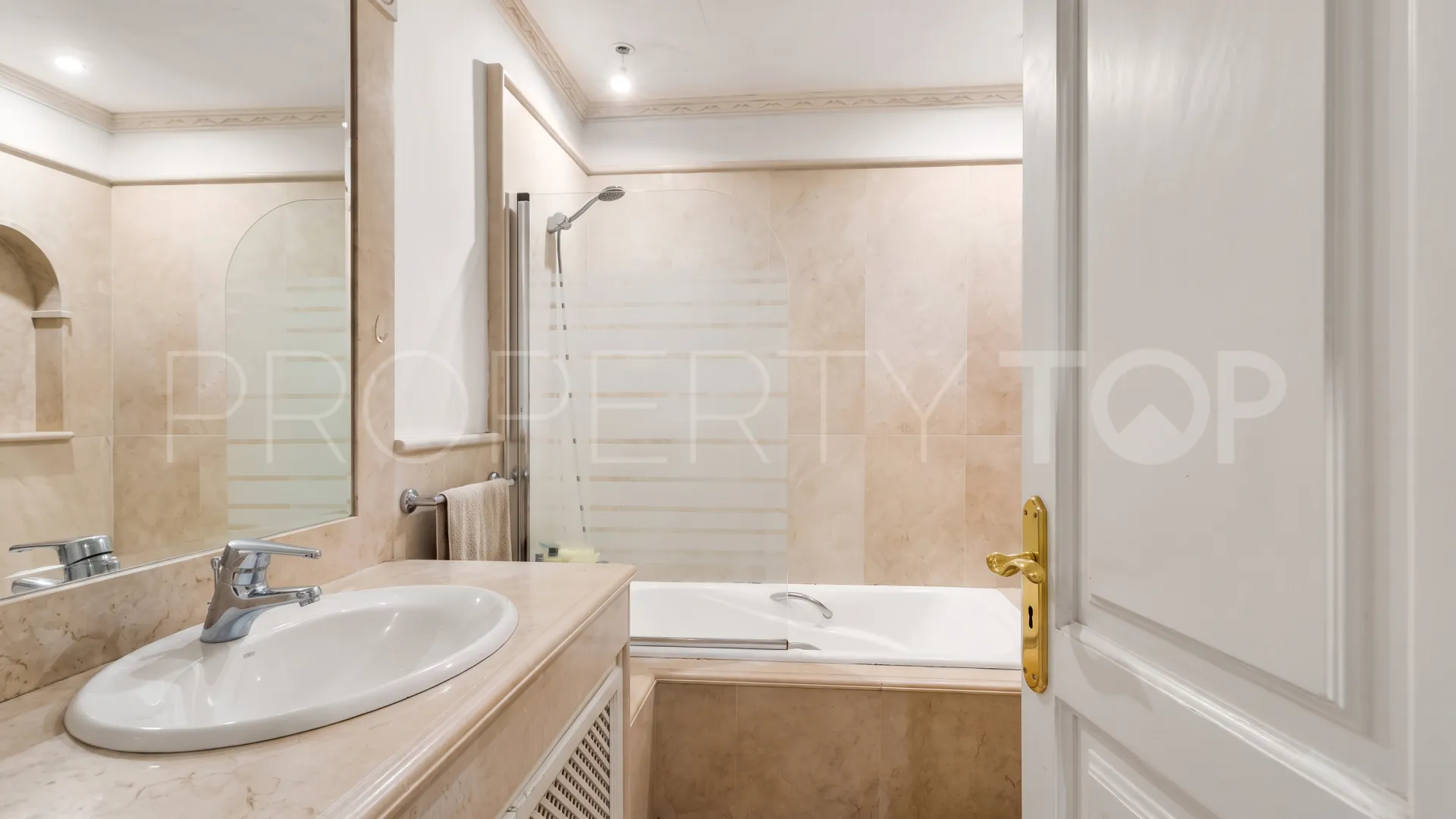 Comprar villa en Nueva Andalucia de 5 dormitorios