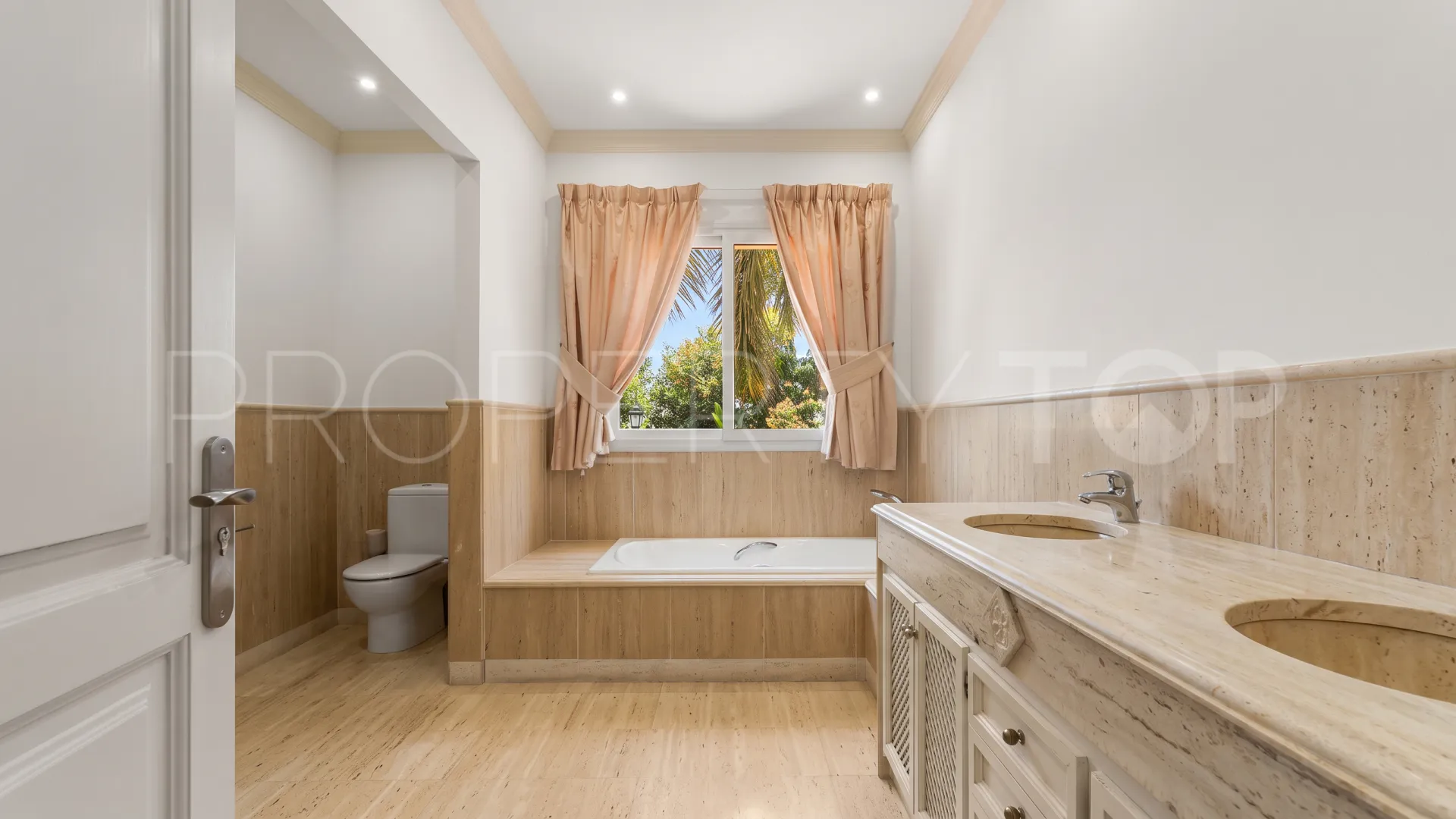 Comprar villa en Nueva Andalucia de 5 dormitorios