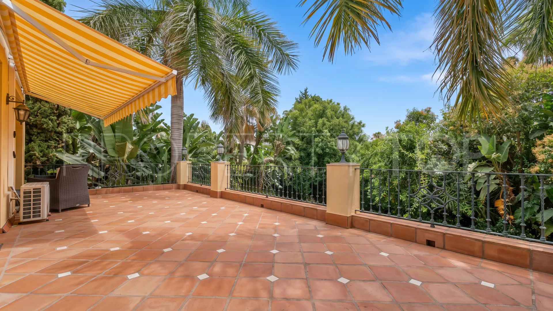 Comprar villa en Nueva Andalucia de 5 dormitorios