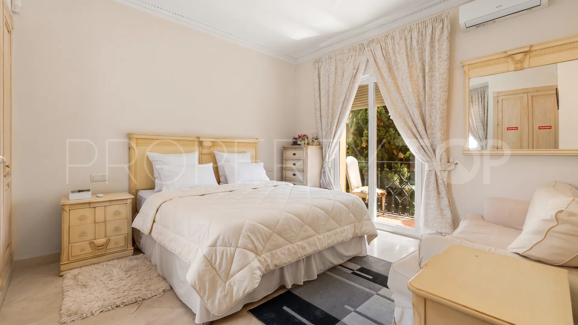 Comprar villa en Nueva Andalucia de 5 dormitorios