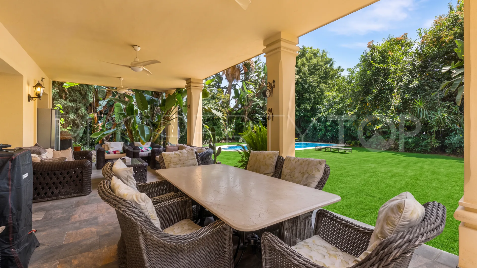 Comprar villa en Nueva Andalucia de 5 dormitorios