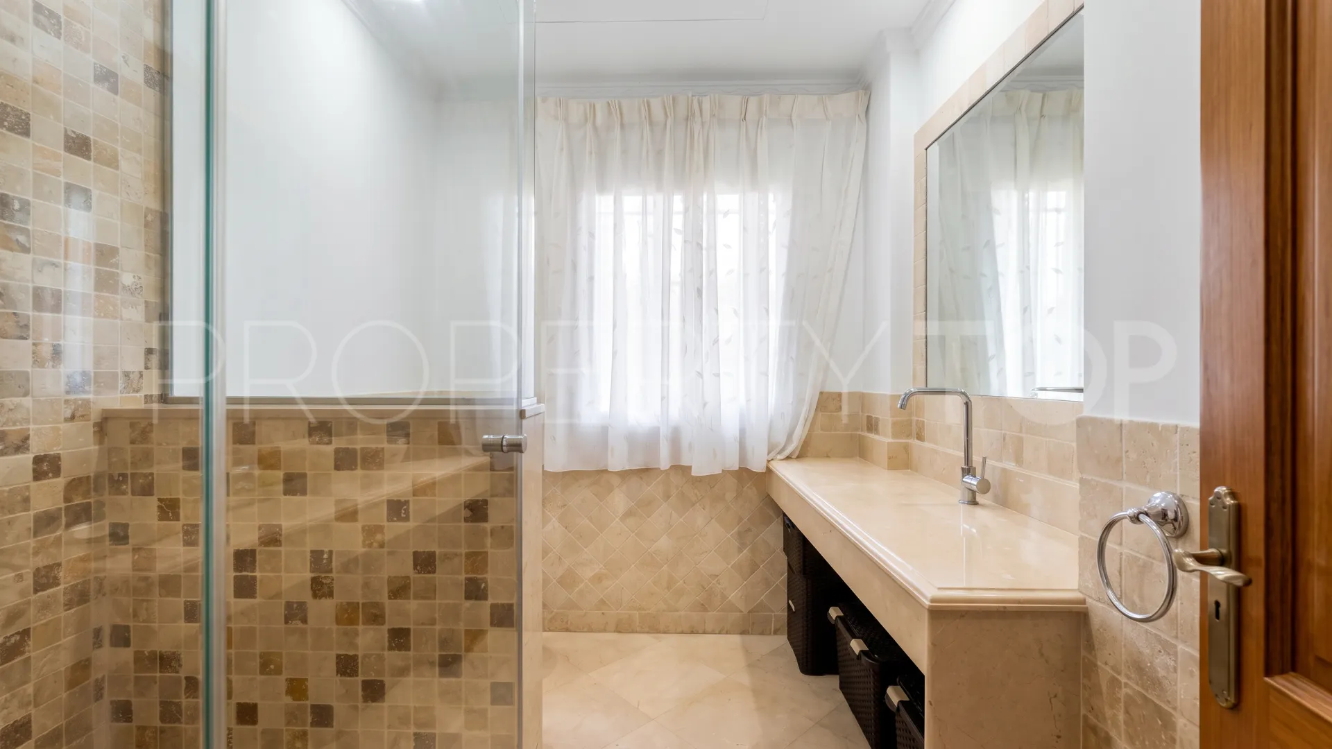 Comprar villa en Nueva Andalucia de 5 dormitorios