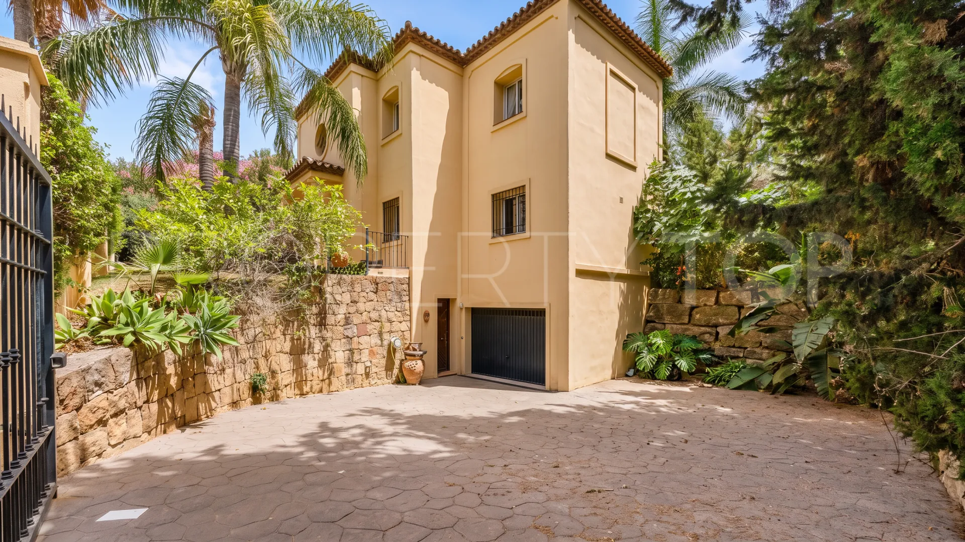 Comprar villa en Nueva Andalucia de 5 dormitorios