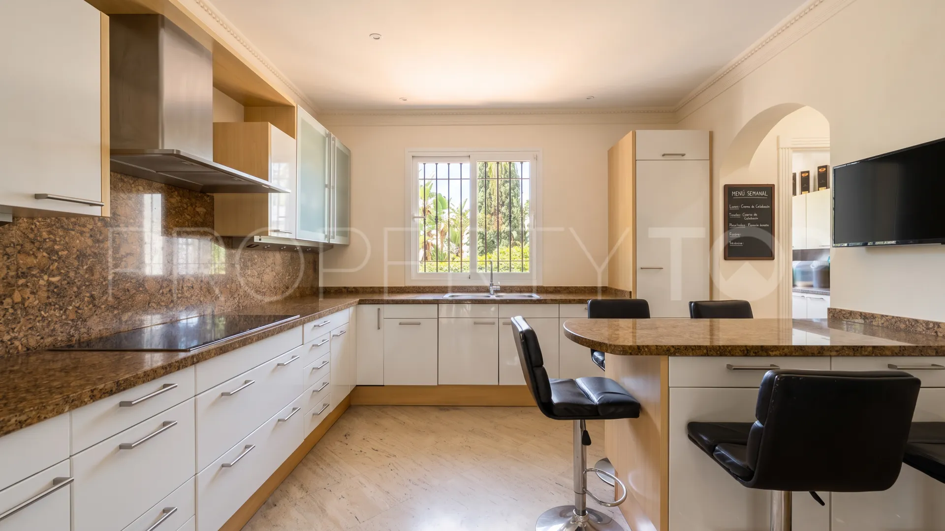 Comprar villa en Nueva Andalucia de 5 dormitorios