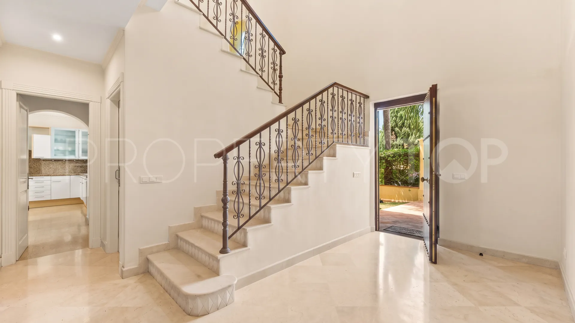 Comprar villa en Nueva Andalucia de 5 dormitorios