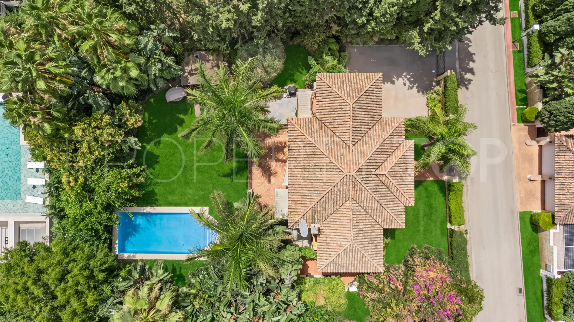 Comprar villa en Nueva Andalucia de 5 dormitorios