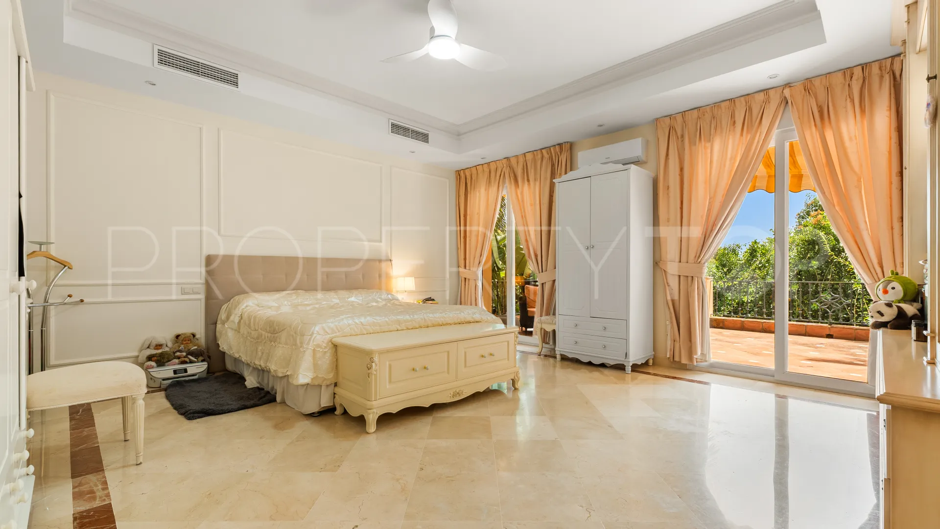 Comprar villa en Nueva Andalucia de 5 dormitorios