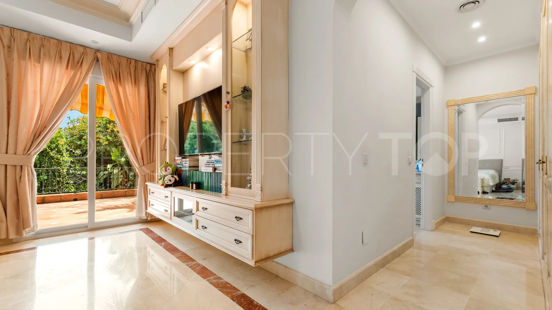 Comprar villa en Nueva Andalucia de 5 dormitorios