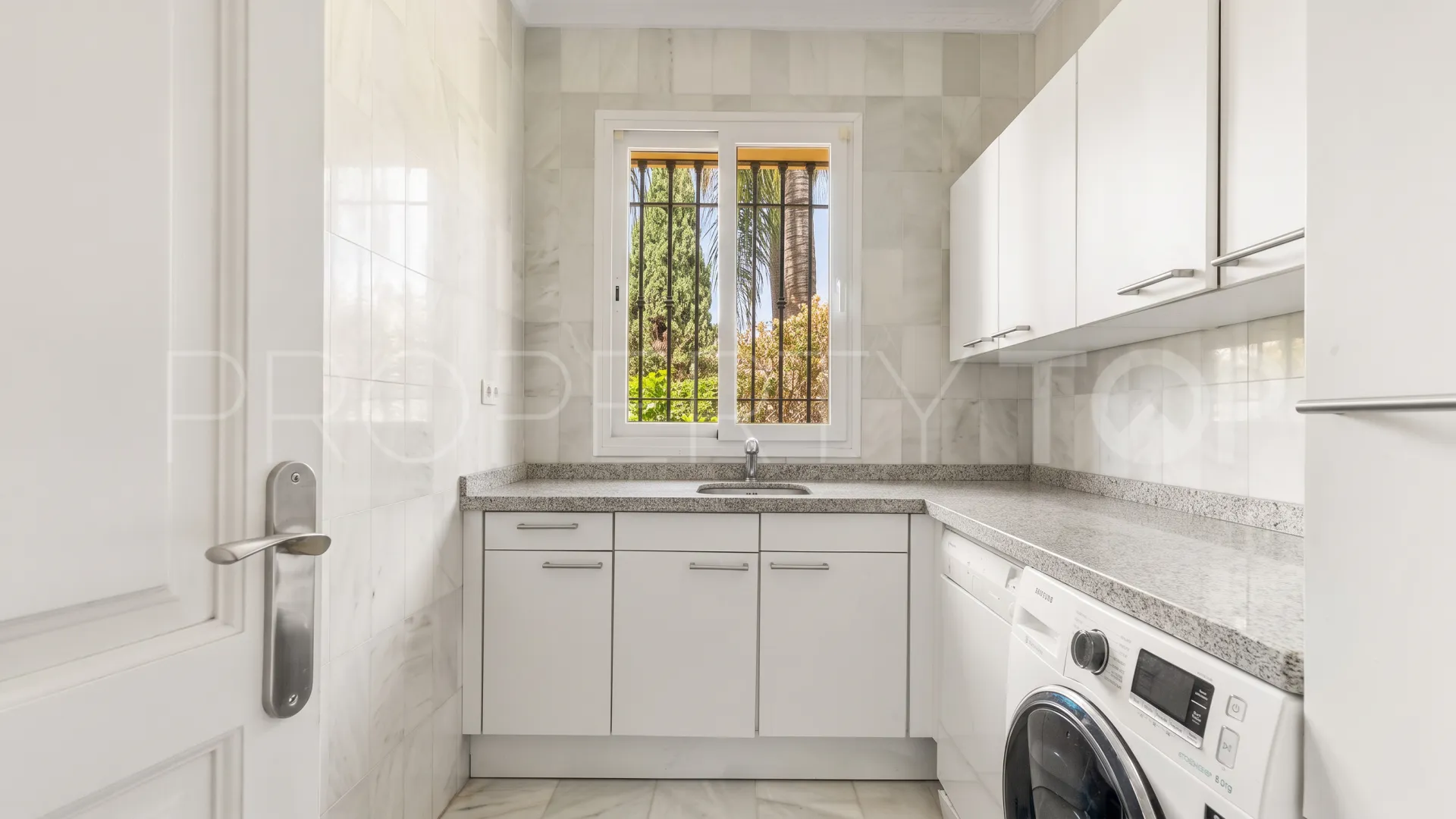 Comprar villa en Nueva Andalucia de 5 dormitorios