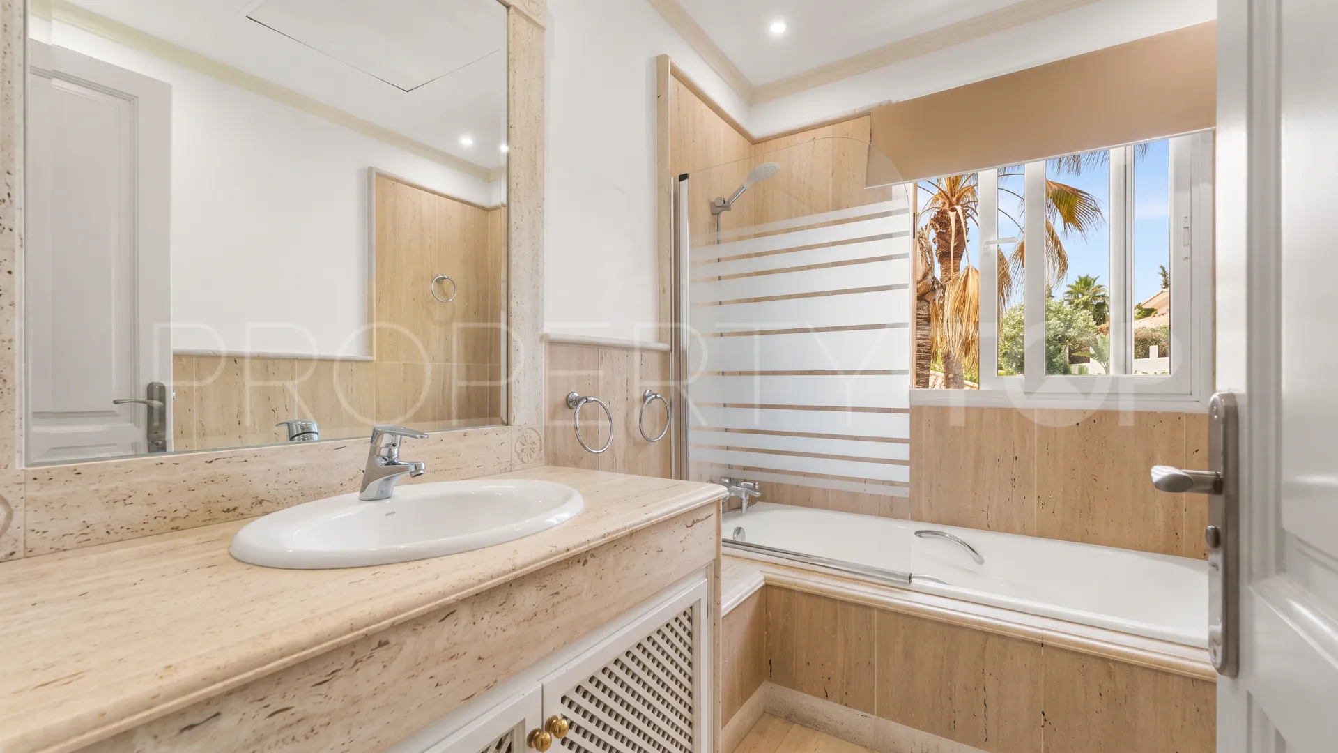 Comprar villa en Nueva Andalucia de 5 dormitorios