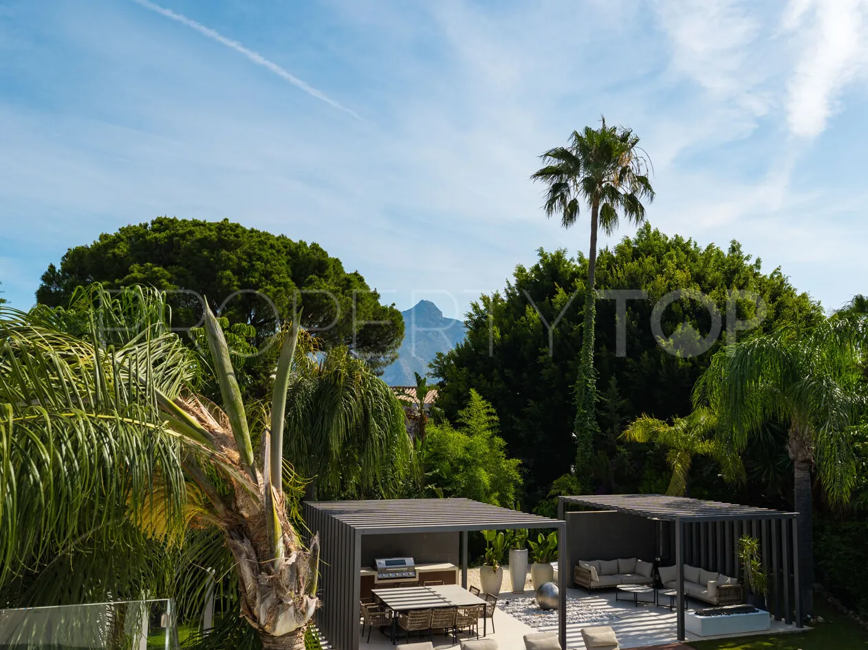 Villa for sale in Las Brisas with 4 bedrooms