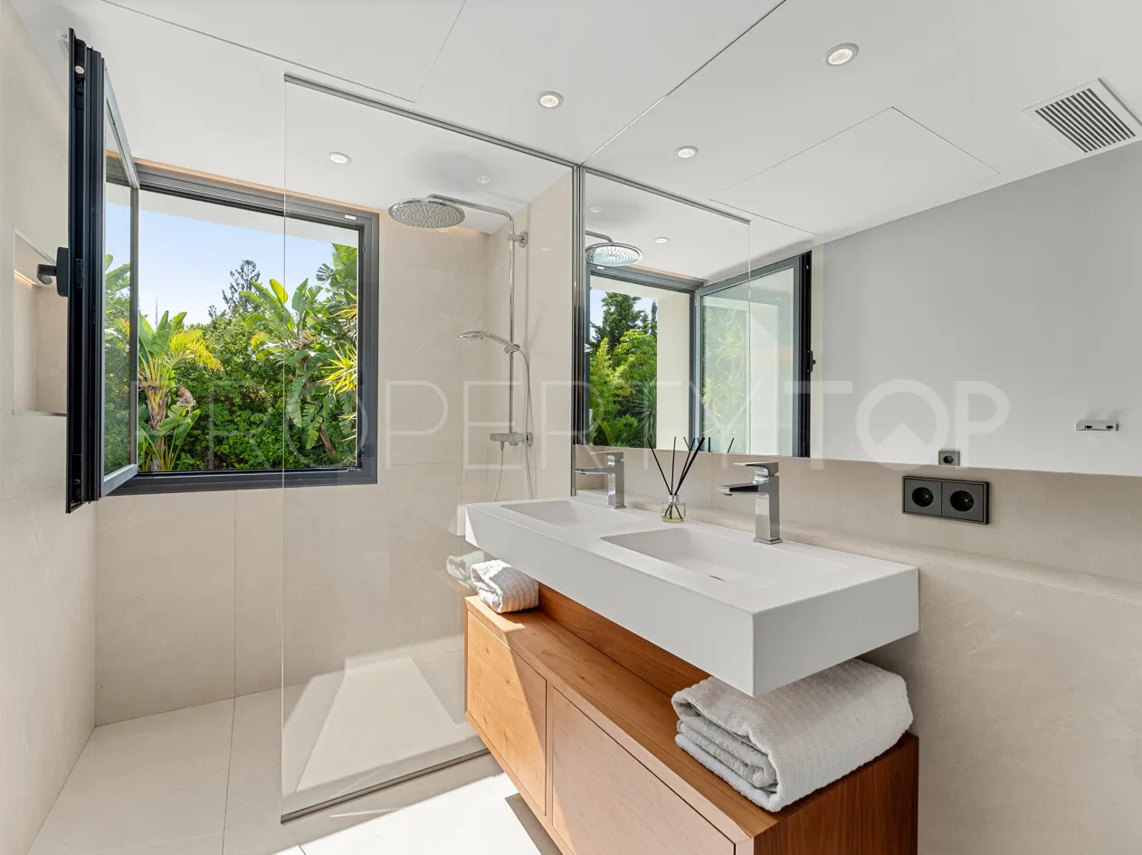 Villa for sale in Las Brisas with 4 bedrooms