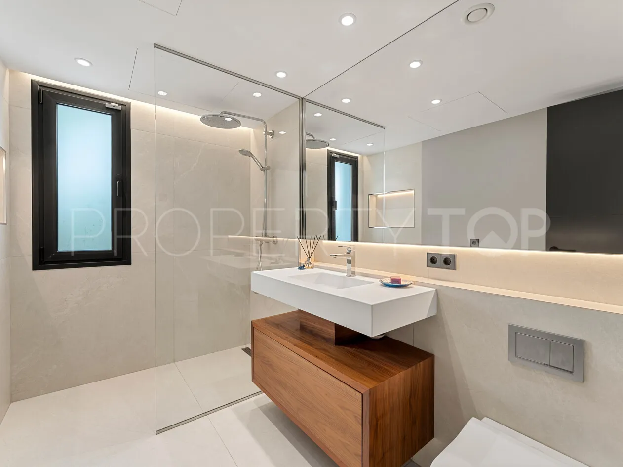 Villa for sale in Las Brisas with 4 bedrooms