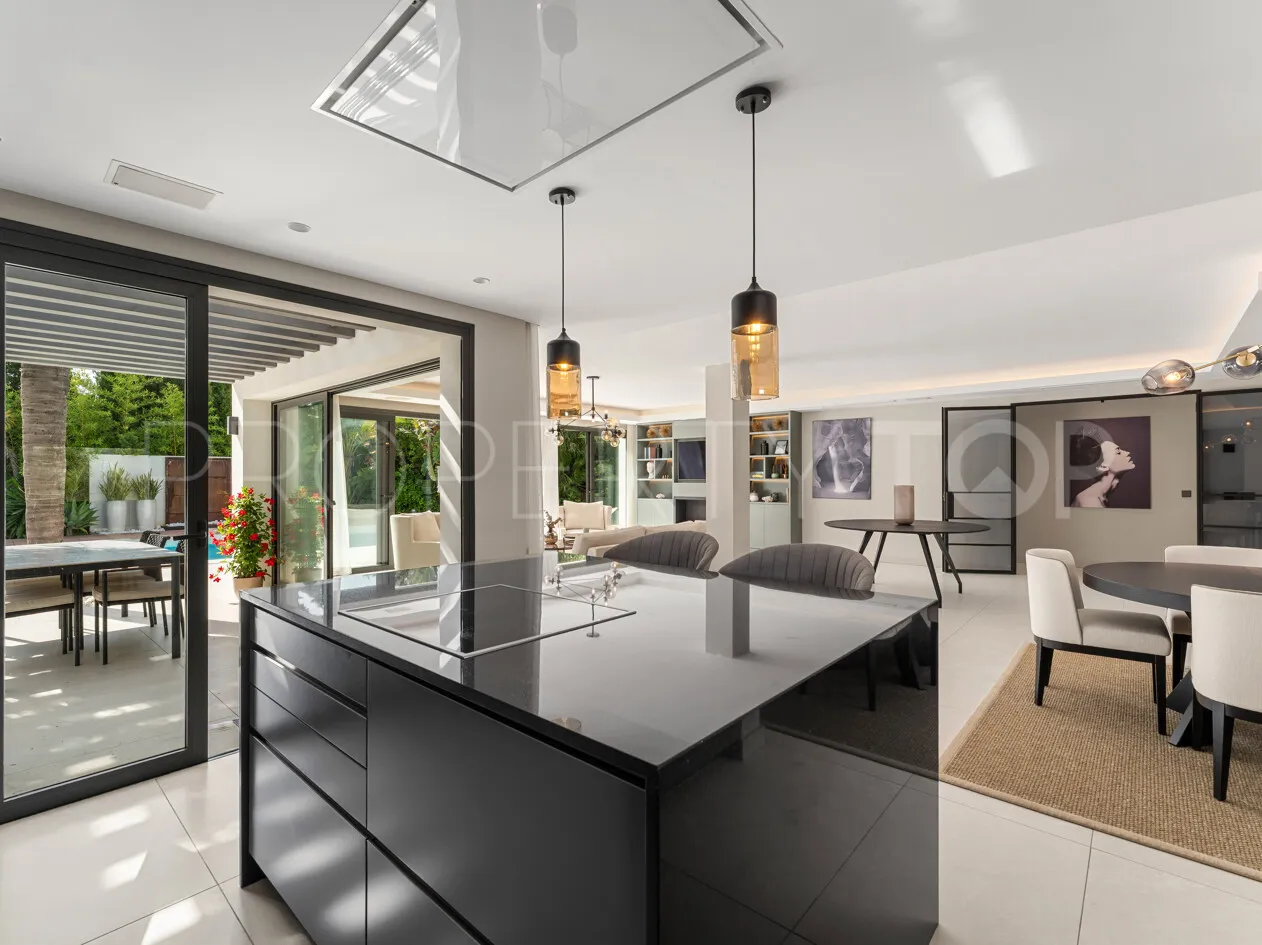 Villa for sale in Las Brisas with 4 bedrooms