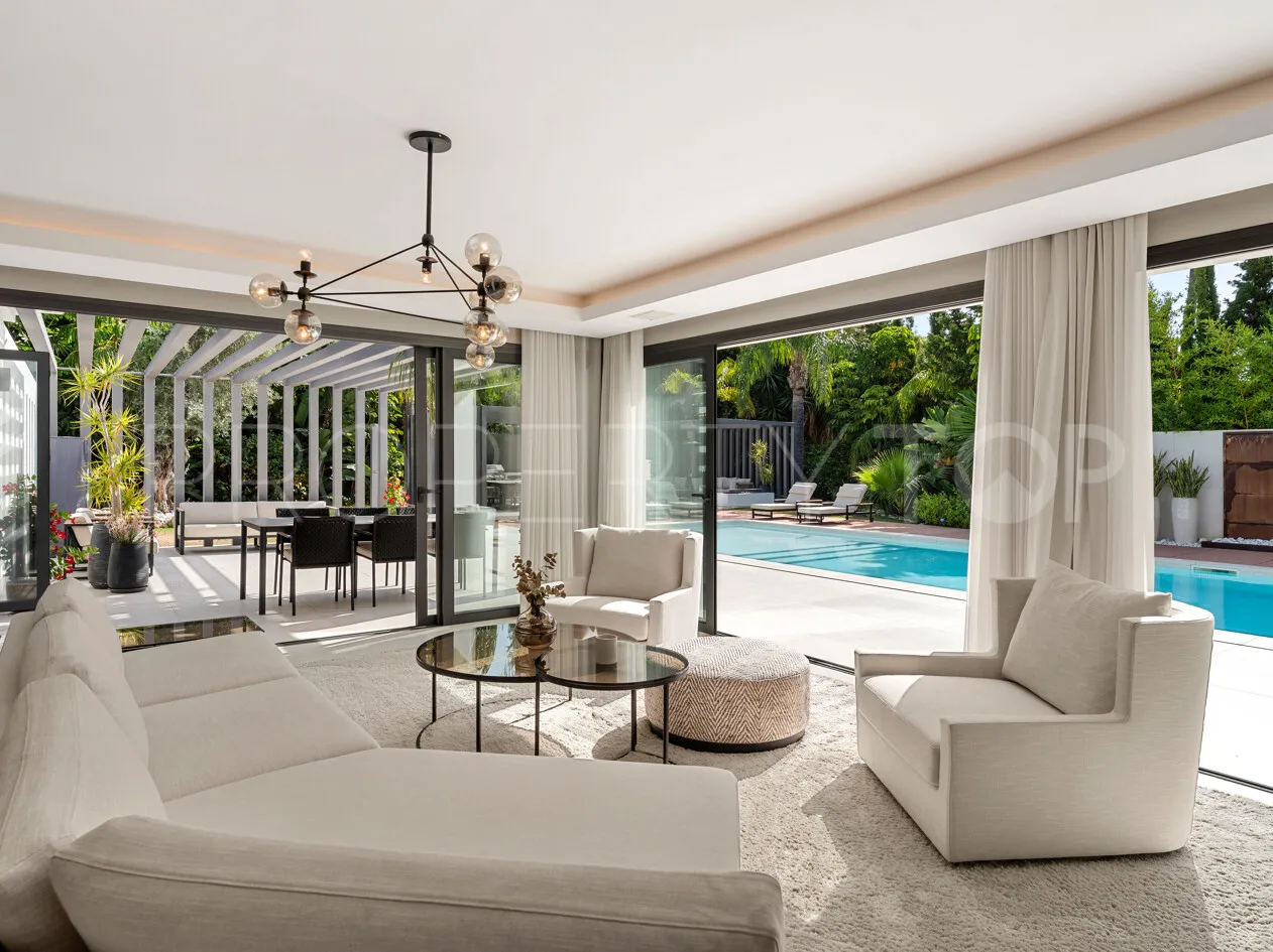 Villa for sale in Las Brisas with 4 bedrooms