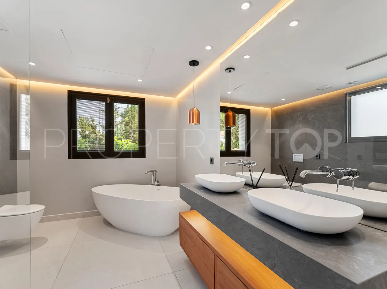 Villa for sale in Las Brisas with 4 bedrooms