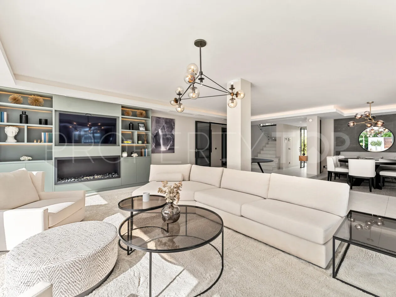 Villa for sale in Las Brisas with 4 bedrooms