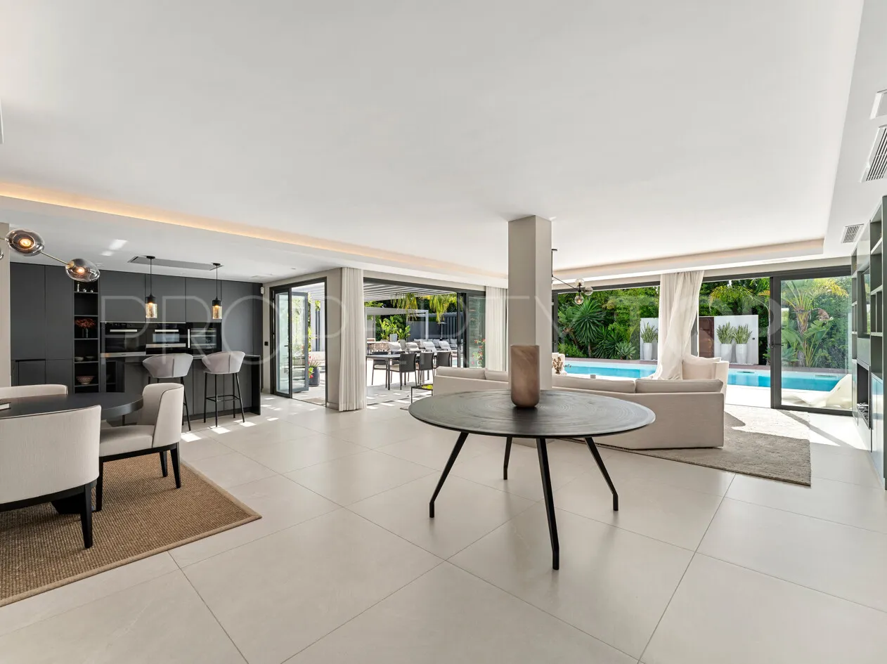 Villa for sale in Las Brisas with 4 bedrooms