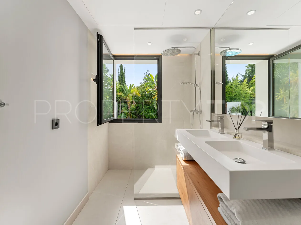 Villa for sale in Las Brisas with 4 bedrooms